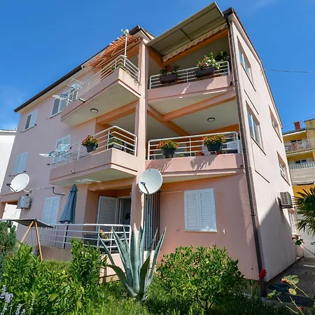 Kiki By Interhome Lejlighed